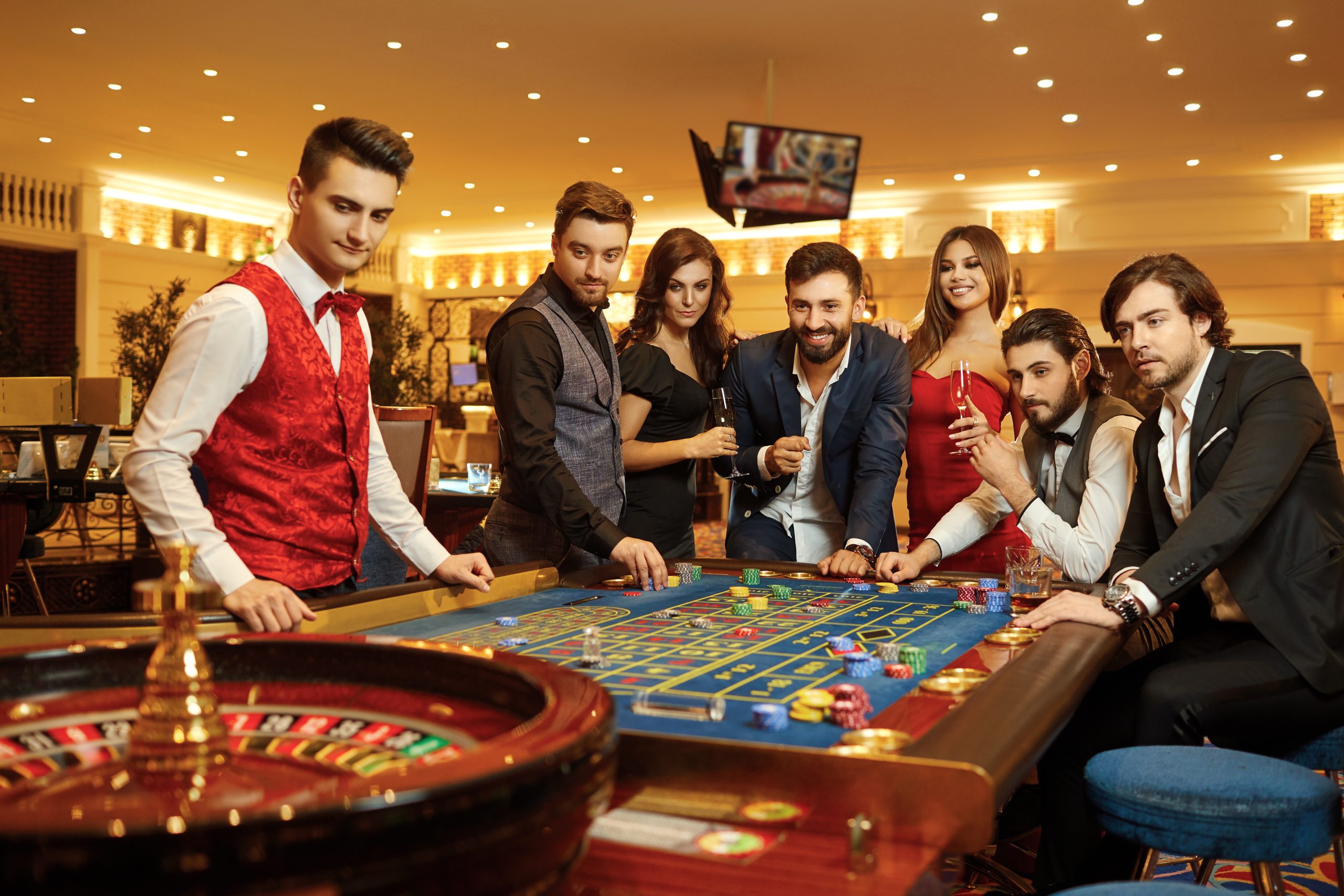 Group,Happy,People,Make,Bets,Gambiling,At,The,Roulette,Table